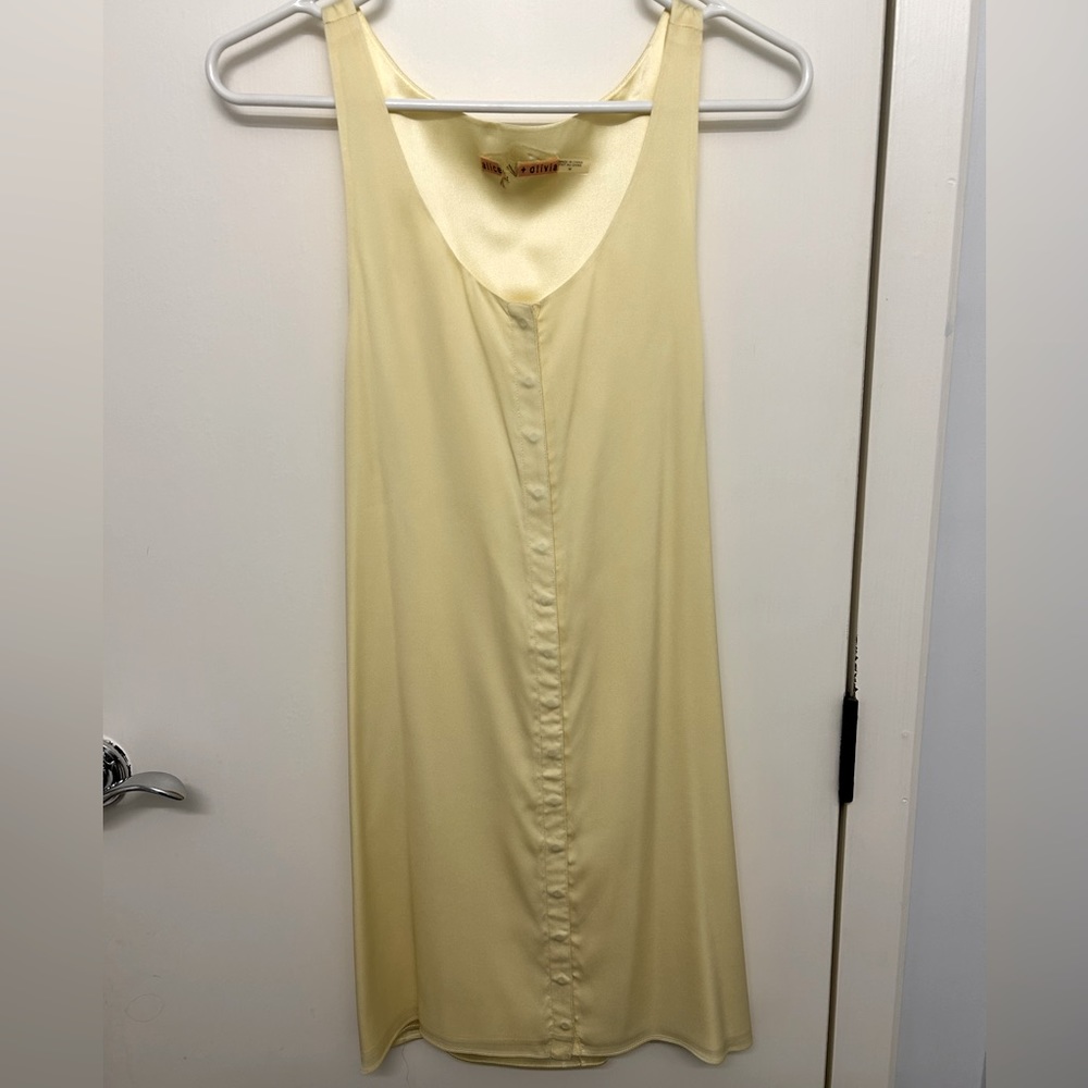 Alice + Olivia. Yellow dress. Size Medium